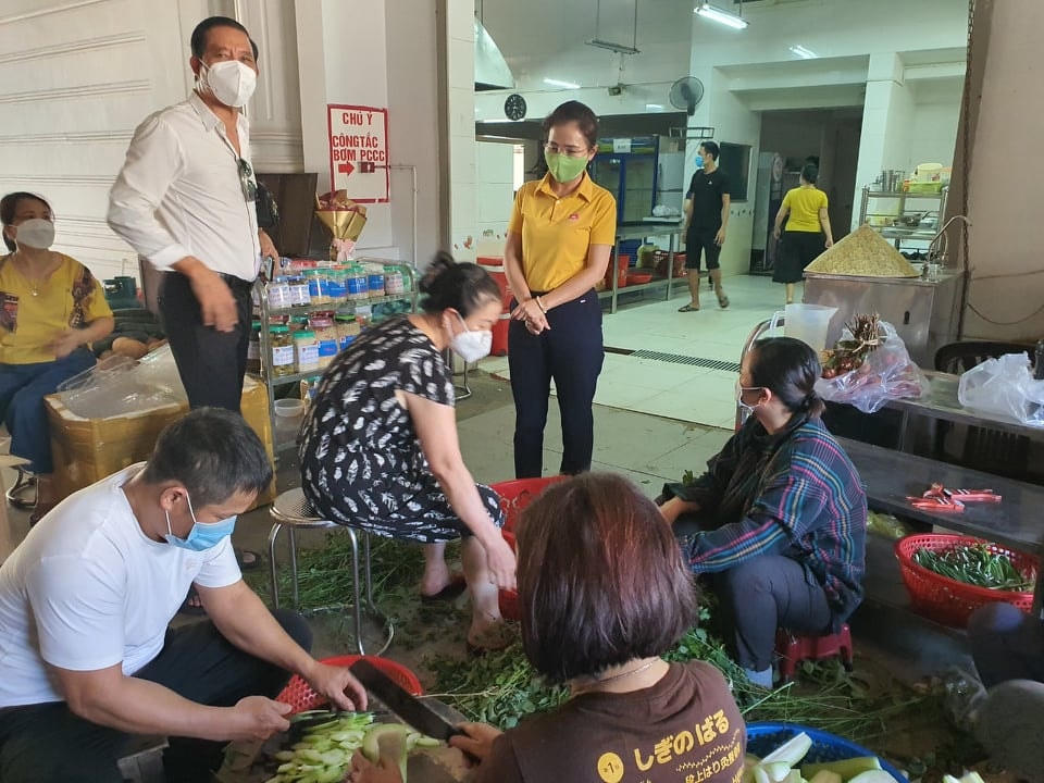 Bà Võ Thị Minh Sinh, Chủ tịch Ủy ban MTTQ tỉnh Nghệ An thăm và tặng quà cho vợ chồng ông bà Minh Hồng, chủ nhà hàng Minh Hồng, đơn vị ủng hộ hơn 2,5 ngàn suất cơm cho lực lượng tuyến đầu phòng chống dịch Covid-19 (Ảnh: Điền Bắc)