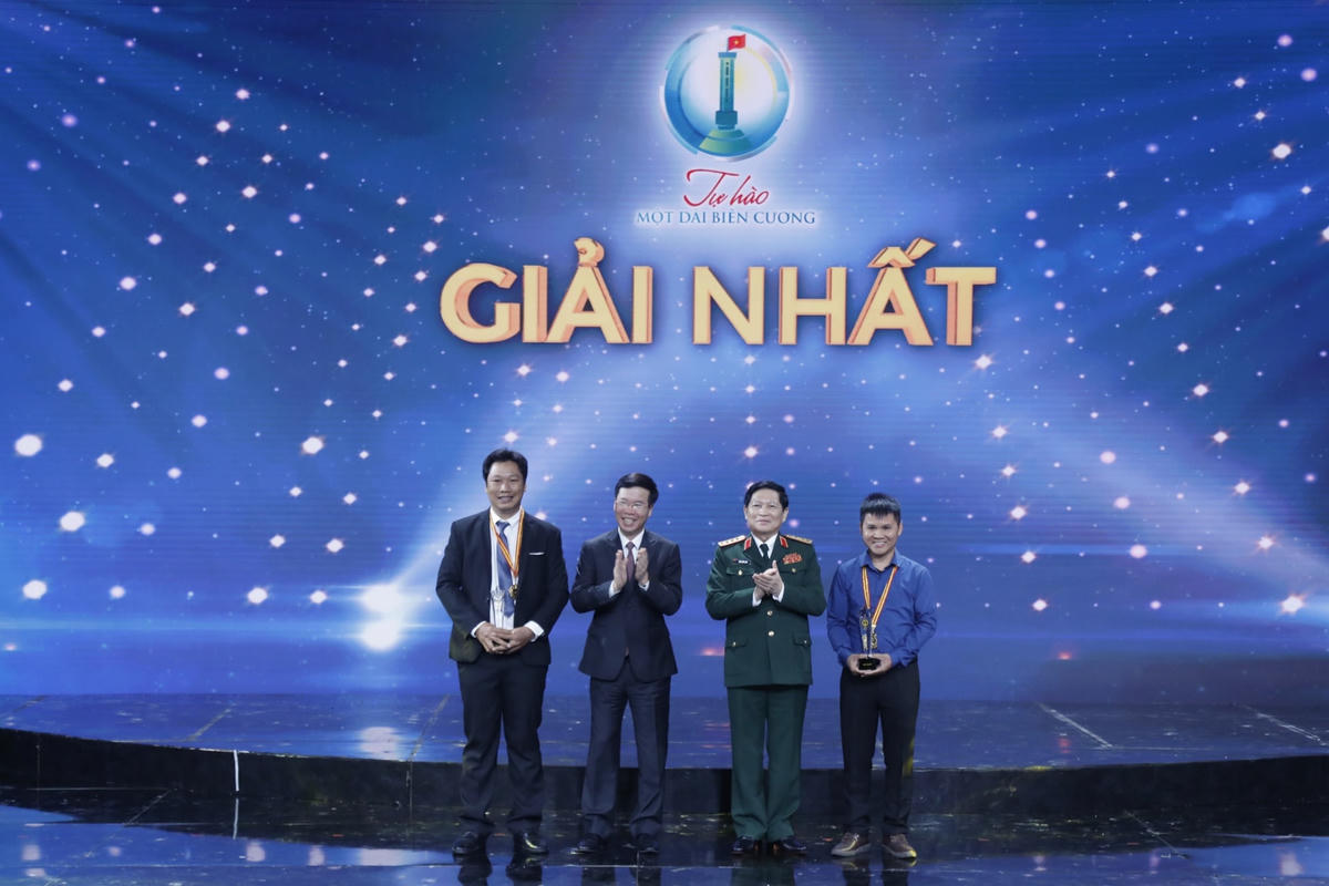 Đại tướng Ngô Xuân Lịch và Trưởng ban Tuyên giáo Trung ương Võ Văn Thưởng trao giải cho hai tác giả đạt giải Nhất.
