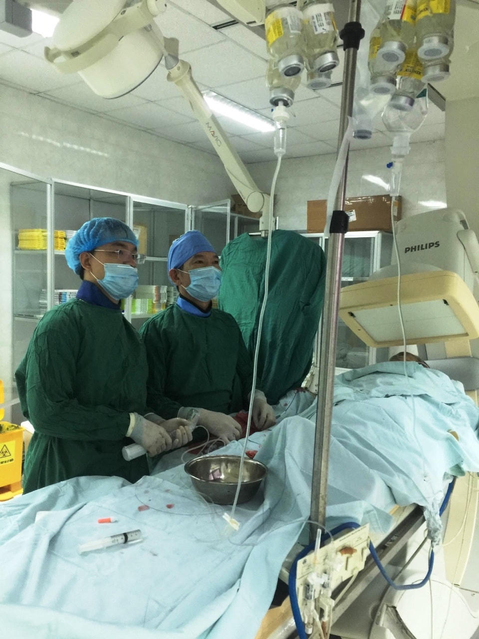 Các bác sĩ tái thông động mạch vành cho bệnh nhân.