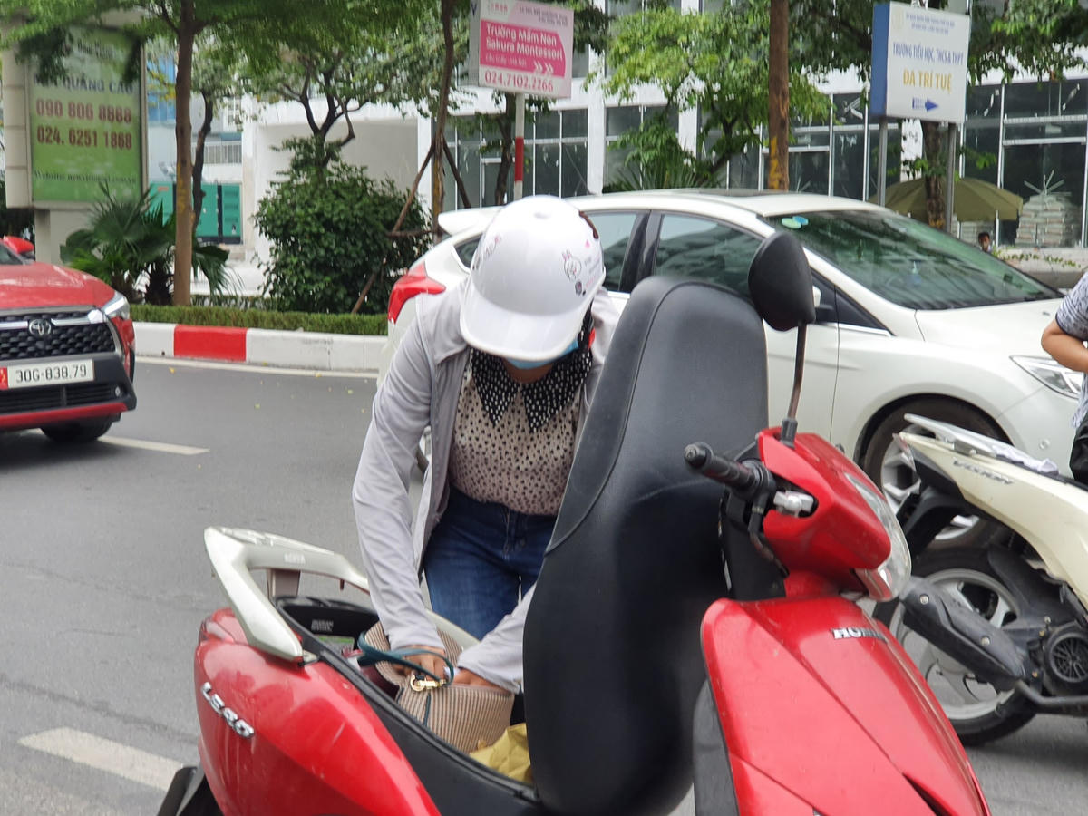 Theo ghi nhận, do thông báo của thành phố được ban hành trong buổi tối ngày cuối tuần nên nhiều người không kịp cập nhật các giấy tờ mới theo đúng quy định
