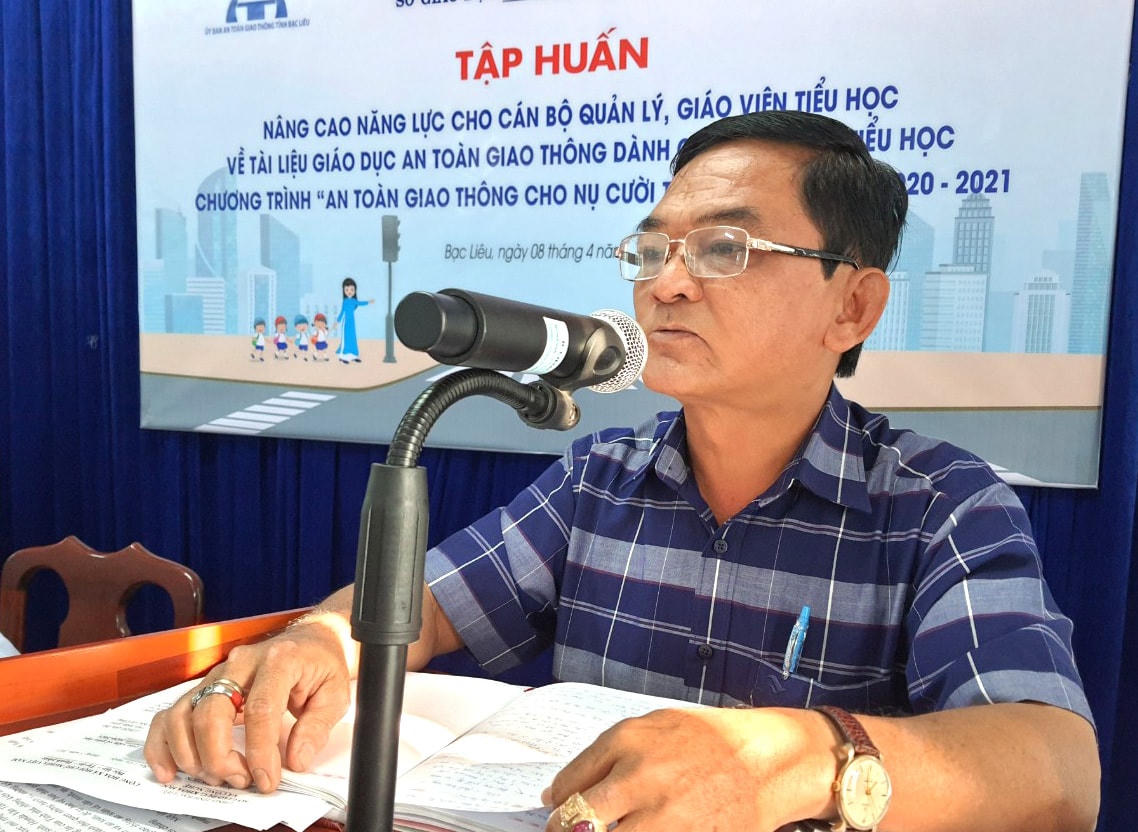 Phó giám đốc Sở Giáo dục, Khoa học và Công nghệ Bạc Liêu Nguyễn Bá Long phát biểu tại buổi tập huấn. 