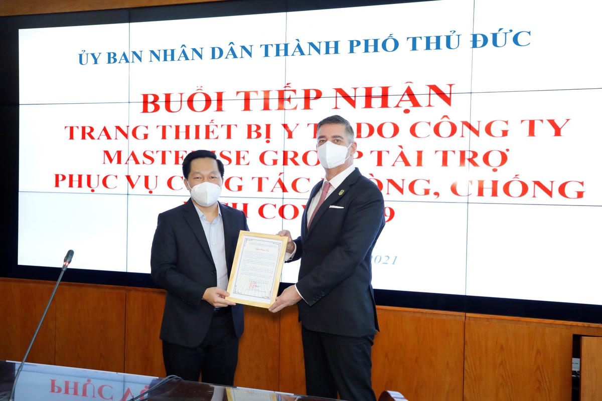 Đại diện Masterise Group tiếp nhận thư cảm ơn từ UBND TP Thủ Đức.