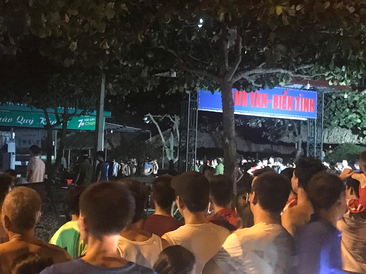 Rất đông người dân hiếu kì đứng theo dõi công tác chữa cháy.