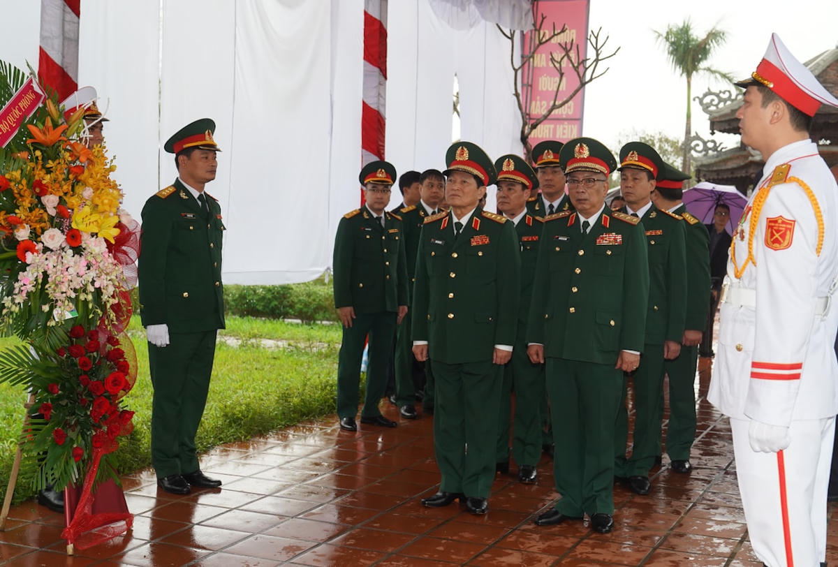 Đoàn đại biểu Bộ Quốc phòng dâng hương tưởng niệm Đại tướng Lê Đức Anh. Ảnh: VGP/Quang Hiếu.
