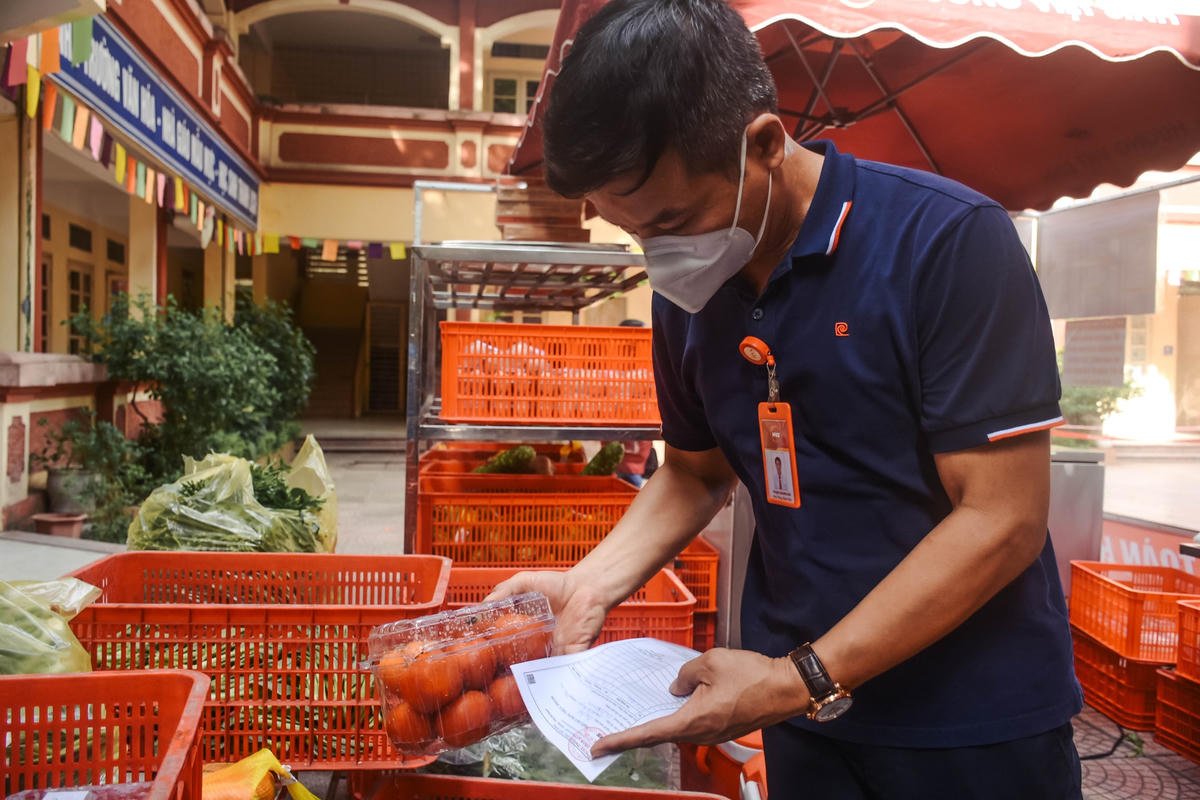 Nhân viên bán hàng, nhận phiếu mua hàng của người dân để lấy những mặt hàng trong phiếu. Quy trình giao nhận hàng của người dân chỉ mất chưa đầy 5 phút người mua đã có thể nhận hàng.
