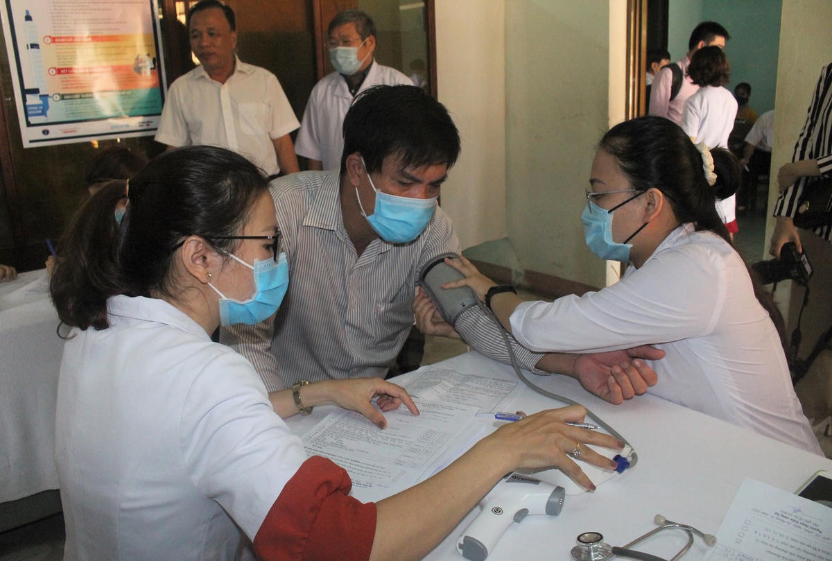 Kiểm tra lâm sàng trước khi thực hiện tiêm vaccine Covid-19.