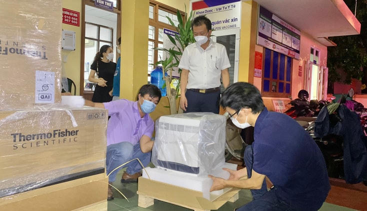 CDC Quảng Bình tiến hành lắp đặt máy để khẩn trương đưa vào sử dụng.