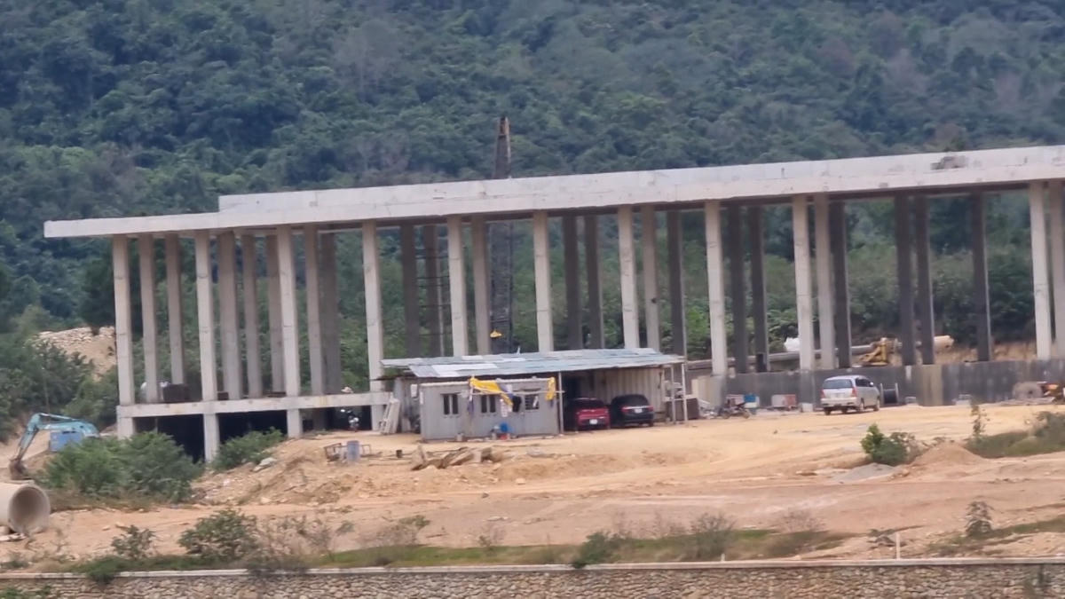 Người dân xã Trung Mỹ cho biết, từ cuối năm 2018, Công ty Cổ phần Nam Tam Đảo đã tiến hành thi công đổ đất, san lấp, lấn chiếm phần đất bán ngập hồ thủy lợi Thanh Lanh. Việc đổ đất xảy ra trên diện rộng và trong khoảng thời gian dài, tuy nhiên chính quyền địa phương lại chậm trễ trong việc ngăn chặn, xử lý.