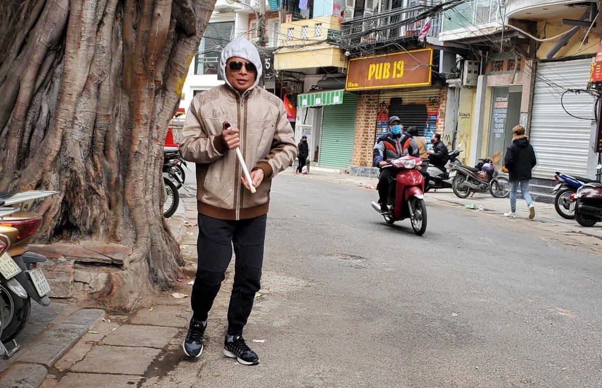 Hàng ngày ông Quý vẫn thường xuyên ra đường để hòa nhập với mọi người.