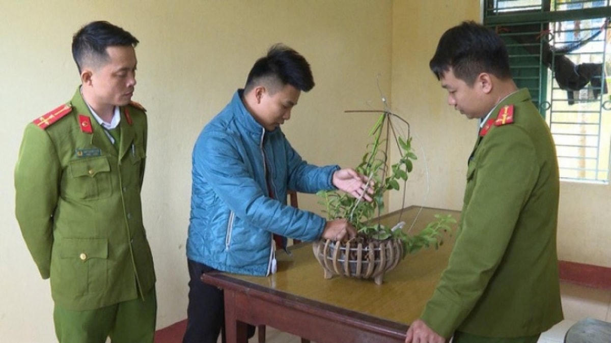 Một trong các đối tượng cùng tang vật tại cơ quan công an. Ảnh: Công an cung cấp.