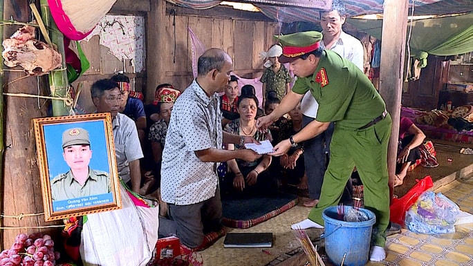 Lãnh đạo Công an tỉnh Sơn La đến chia buồn, động viên gia đình anh Quàng Văn Xôm.