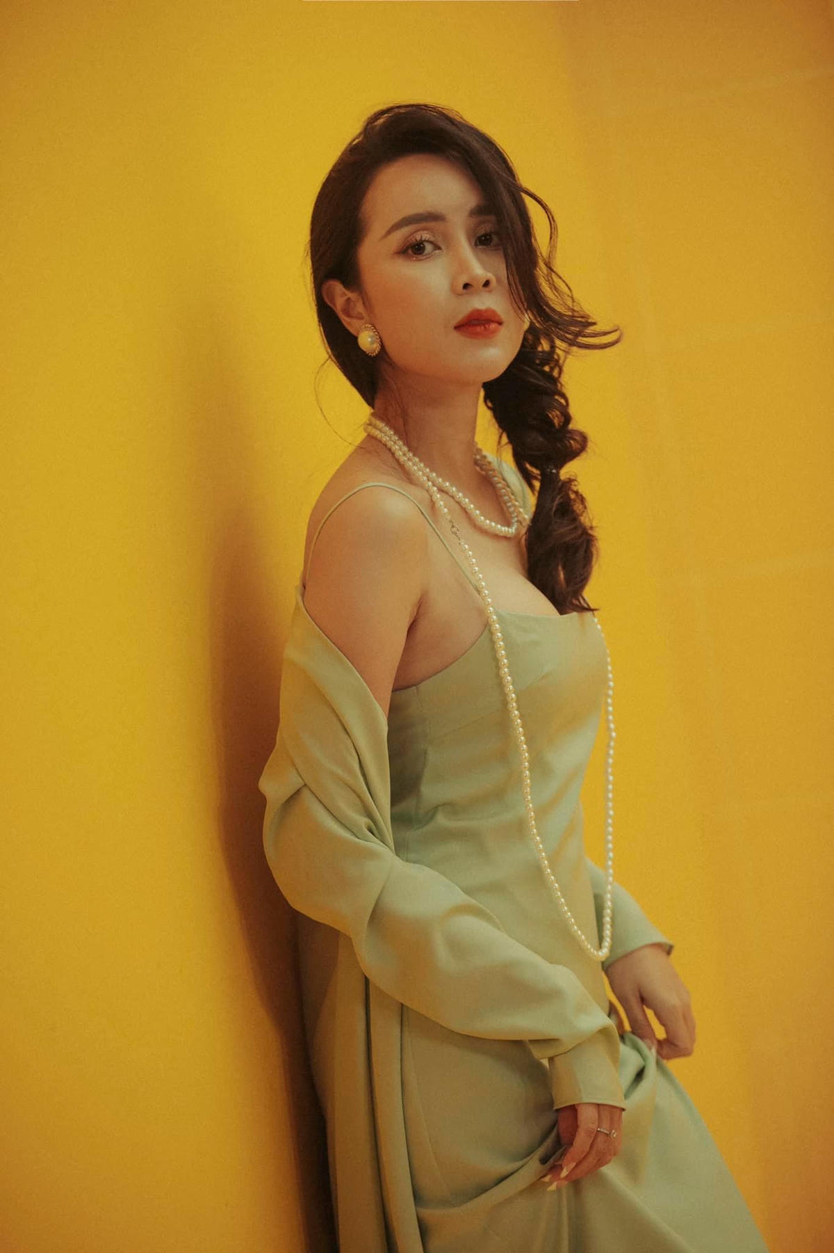 Ca sĩ Lưu Hương Giang tâm tư về tuổi tác: “Ngày xưa cứ bảo bao giờ cho đến 40 thế mà đếm ngược còn có 2, 3 năm chứ mấy. Nói thật mình chưa bao giờ sợ tuổi tác và cũng nghĩ rằng không cần cố phải làm mình trẻ hơn so với tuổi làm gì vì sự trẻ ấy nó phải toát ra không chỉ bằng quần áo, tóc tai mà phải từ trong tâm tưởng".