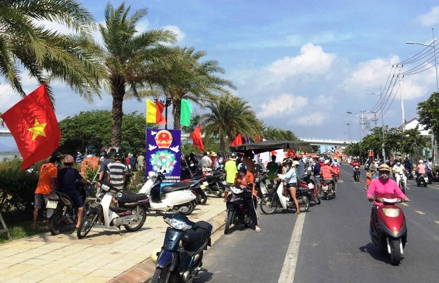 Rất đông người dân hiếu kỳ đến quan sát vụ việc. (Ảnh CTV).