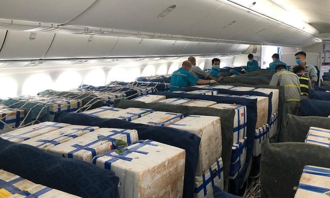 Vải thiều được đặt trong khoang hành khách của siêu máy bay Boeing 787-9.