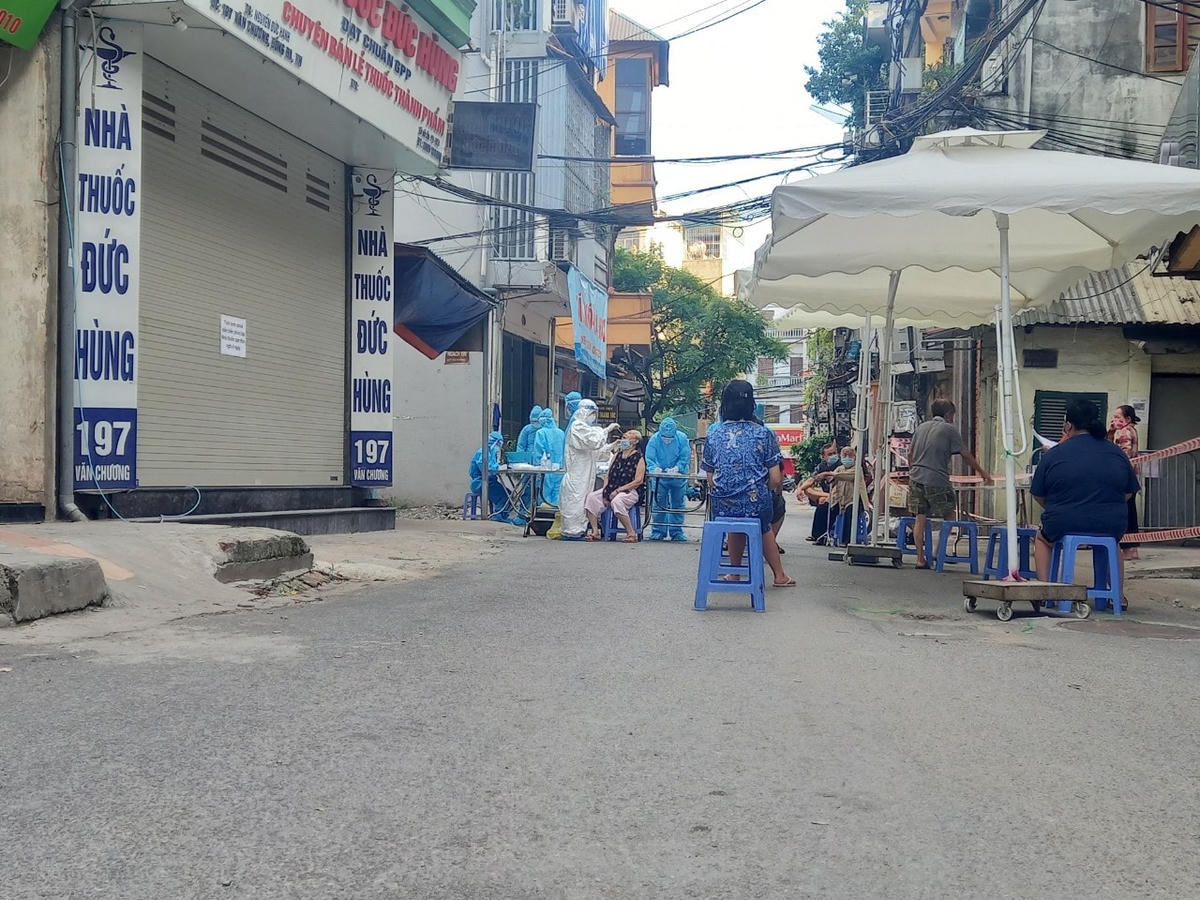 [ẢNH] Lấy mẫu xét nghiệm diện rộng tại phường Văn Chương, quận Đống Đa