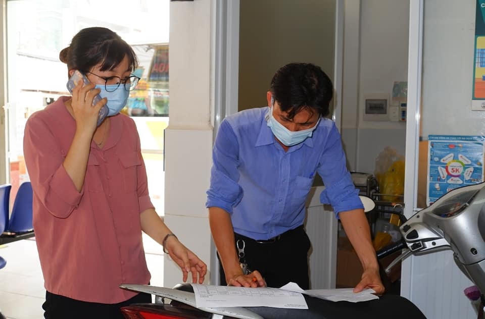 Lực lượng y tế truy vết những người liên quan đến ca nghi nhiễm. Ảnh: HCDC.