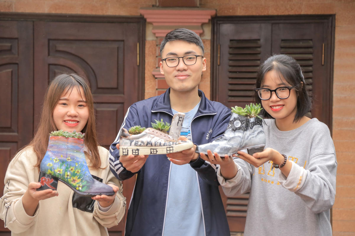 Nhóm sinh viên Hà Nội 'hoàn sinh' giày lỗi thành chậu cây để gây quỹ từ thiện