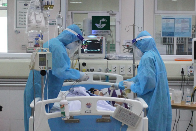 Các bác sĩ điều trị bệnh nhân nhiễm Covid-19. (Ảnh minh hoạ).