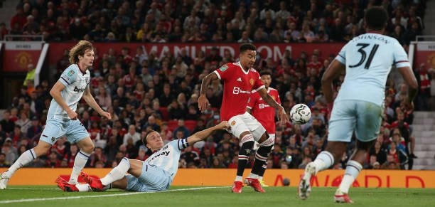 Đội trưởng Mark Noble kéo ngã Lingard lộ liễu trong vòng cấm West Ham.