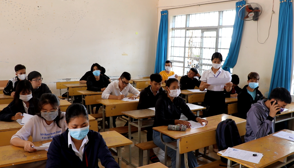 Thí sinh Nguyễn Thị Mai ( điểm thi trường THPT Hồng Đức) cho biết, do ảnh hưởng của dịch bệnh Covid-19 nên đã phải dự thi đợt 2, mặc dù hơi lắng vì phải thi đợt sau và các bạn thi đợt 1 đã kết quả khá cao. Tuy vậy, em đã sẵn sàng, tự thi trọng đợt thi này và dự kiến tổ hợp đăng kí xét tuyển đại học sẽ trên 20 điểm.