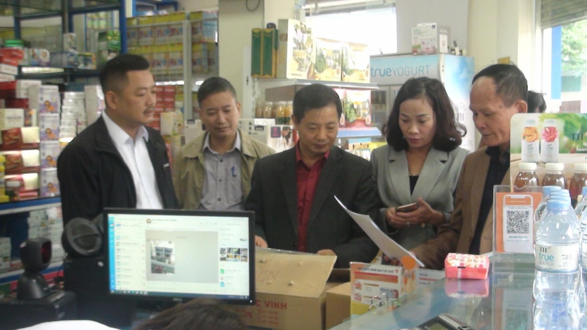 Đoàn giám sát của Ủy ban MTTQ Việt Nam tỉnh Hải Dương kiểm tra thực tế tại nhà thuốc Hiếu Hiền ở phố Ghẽ, xã Tân Trường, huyện Cẩm Giàng.Ảnh: Hoàng Kế.