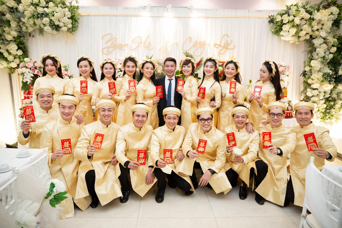 Đám hỏi của Công Lý - Ngọc Hà có sự hỗ trợ của dàn phù dâu - phù rể "siêu hot" như: Huyền Thạch, Liên Tít, Tố Uyên, Kin Oanh, Thương Cin, Hoàng Hằng, Anh Thư, Quỳnh Kool…