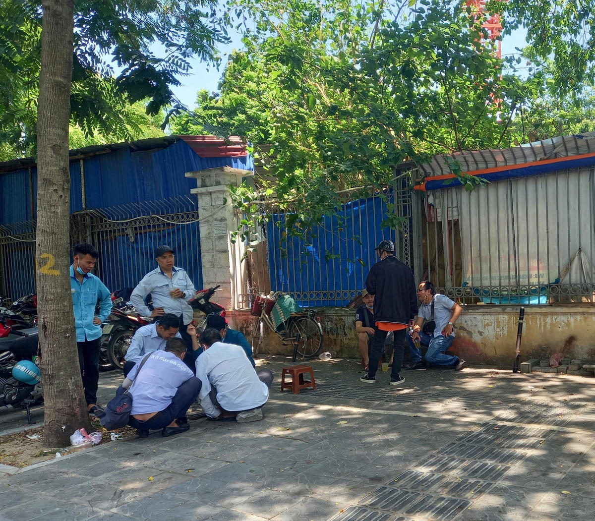 Hà Nội: Bất chấp lệnh cấm, nhiều quán trà đá vỉa hè vẫn ngang nhiên bày bán