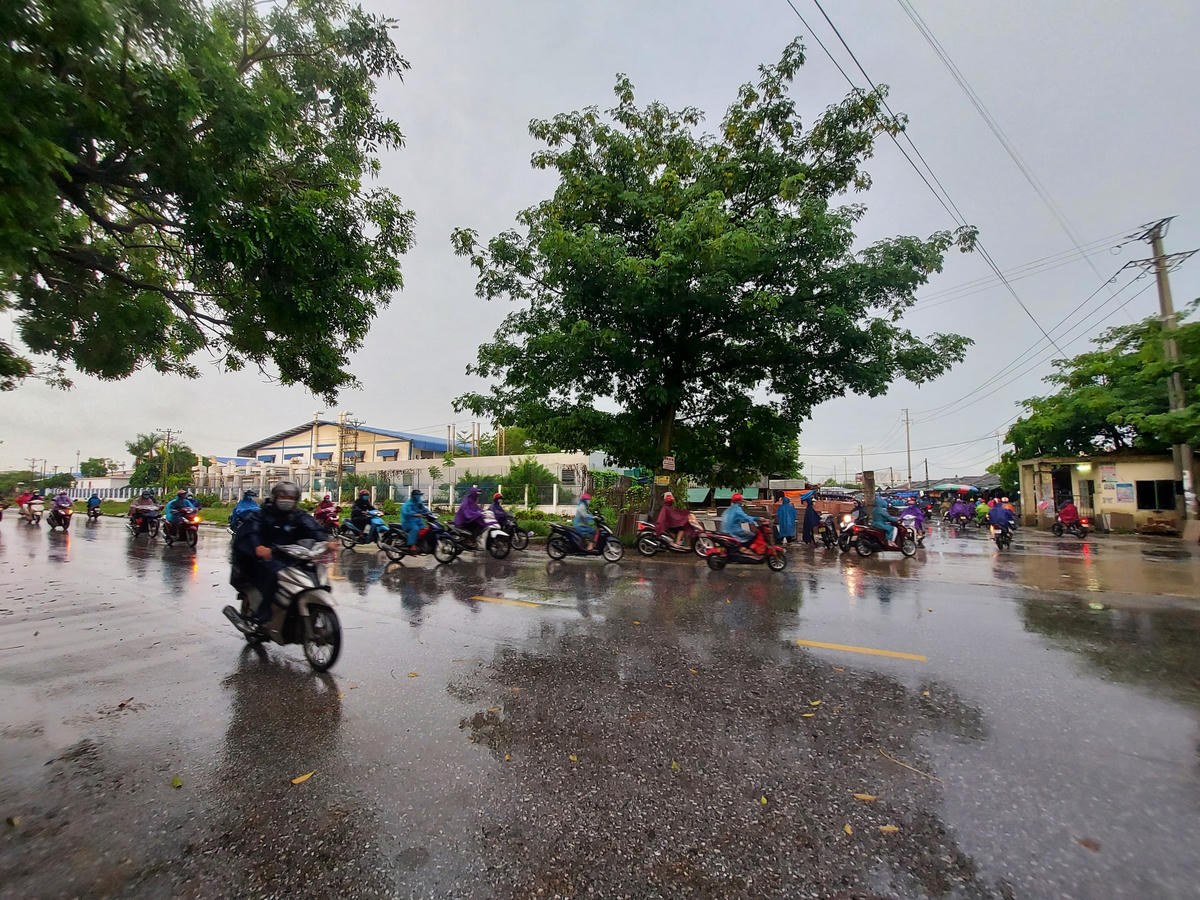 Công nhân di chuyển vào KCN Lễ Môn, phường Quảng Hưng để bắt đầu ngày làm việc mới.