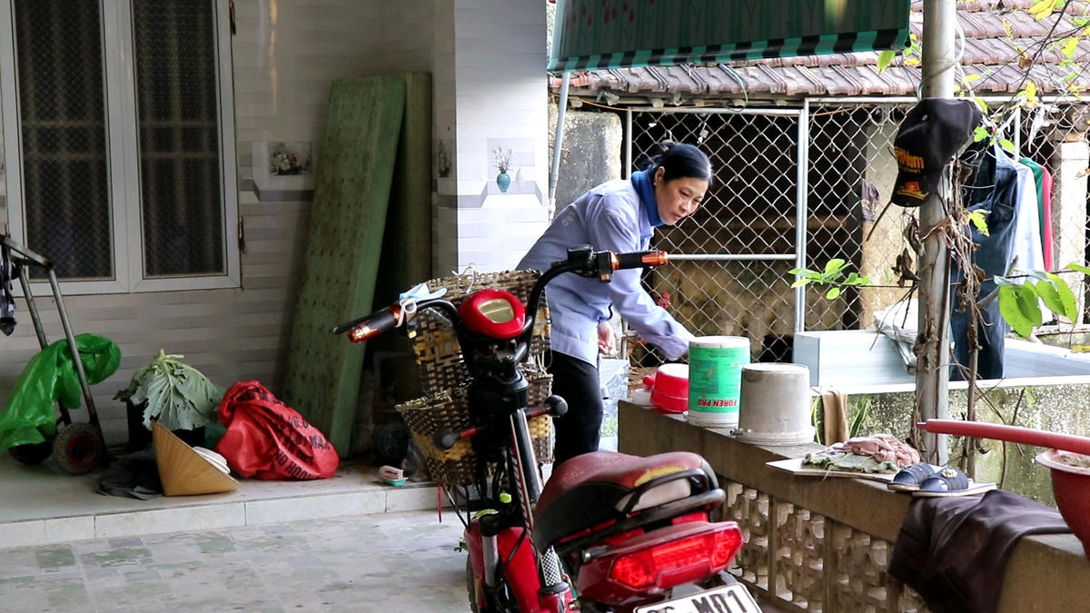 Mặc dù đau ốm thường xuyên nhưng bà Thiếp vẫn cố gắng làm lụng để có tiền lo cho gia đình.