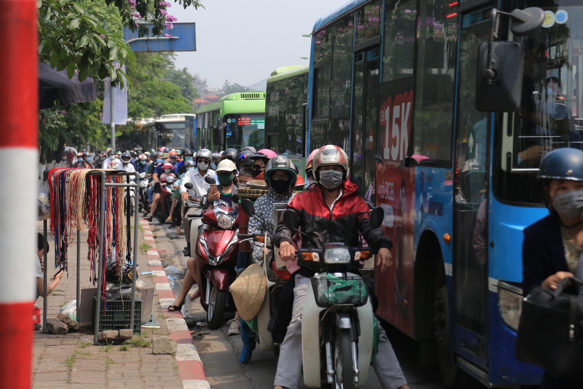 Dòng người và xe đông đúc di chuyển từng chút một.