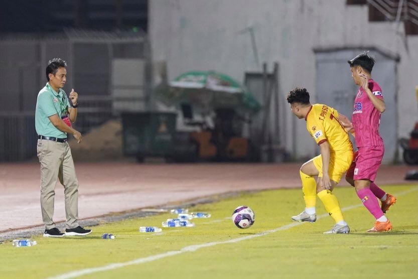 Sài Gòn FC của Phạm Văn Phong và Cao Văn Triền có chiến thắng quan trọng để tạm thoát qua khủng hoảng.