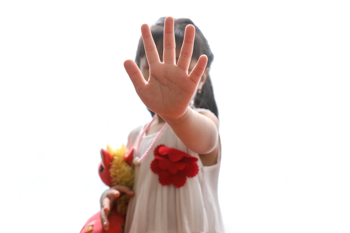 Không chỉ bảo vệ, người lớn cần phải dạy cho trẻ kỹ năng để biết tự bảo vệ mình. Ảnh: Quang Vinh.