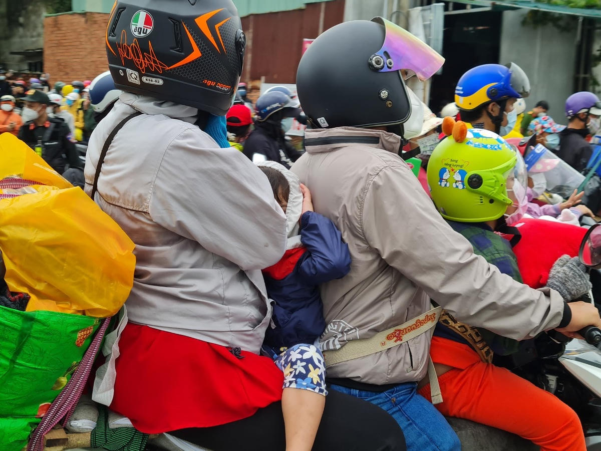 Rất nhiều người về quê tự phát thuộc nhóm người dễ bị tổn thương do dịch bệnh như phụ nữ mang thai, trẻ em. 