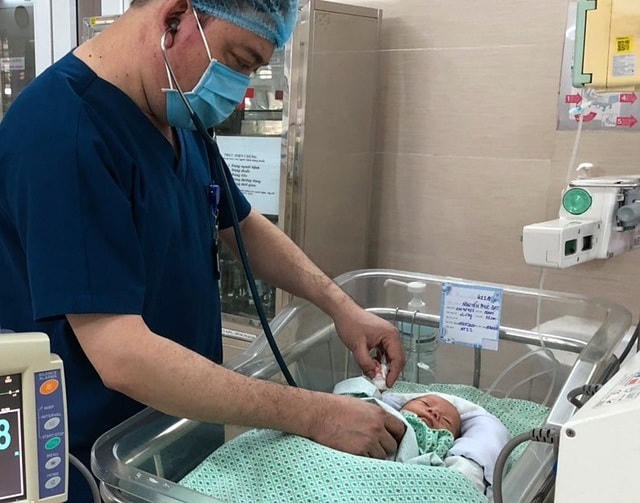 Bác sĩ Thái Bằng Giang, Trưởng khoa sơ sinh, Bệnh viện Đa khoa Xanh Pôn khám sức khỏe cho trẻ.