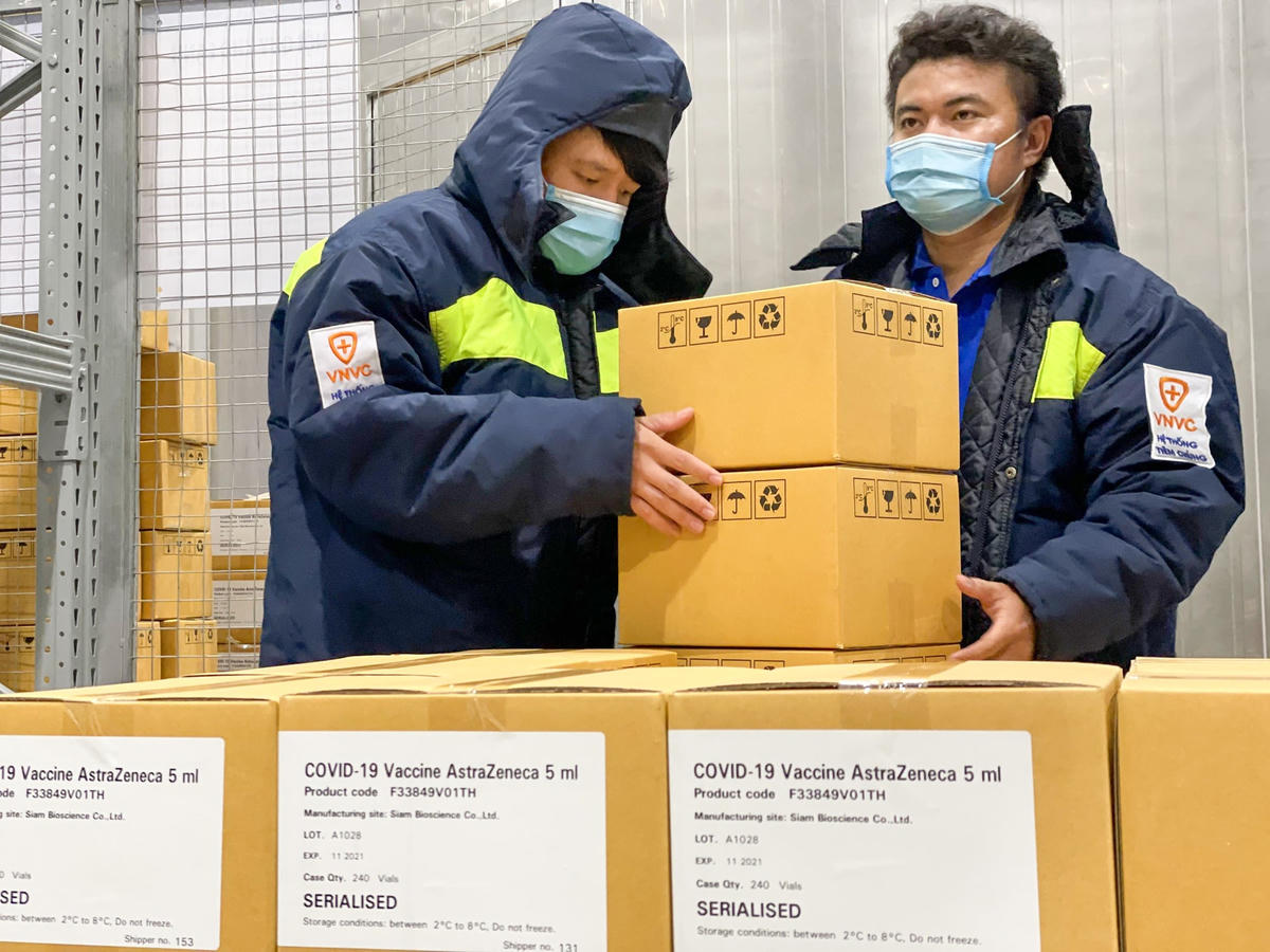 Bảo quản vaccine Covid-19 tại kho lạnh.