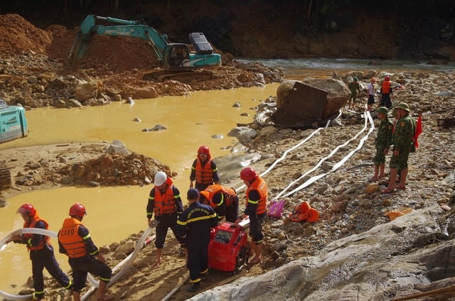 Lực lượng phòng cháy, chữa cháy Công an tỉnh triển khai máy hút nước để tìm kiếm dưới lòng sông.  