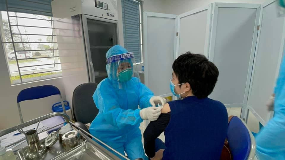 Nhân viên y tế Bệnh viện Bệnh Nhiệt đới Trung ương được tiêm vaccine. Ảnh: Minh Nam
