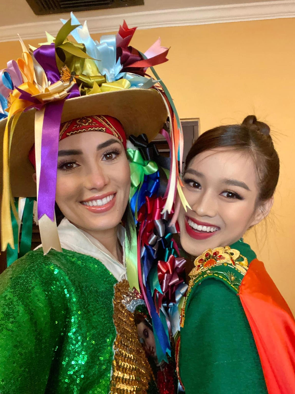 Sau gần một tuần dự thi, các thí sinh đã rất thân thiết và thường xuyên giao lưu, tương tác cùng nhau.