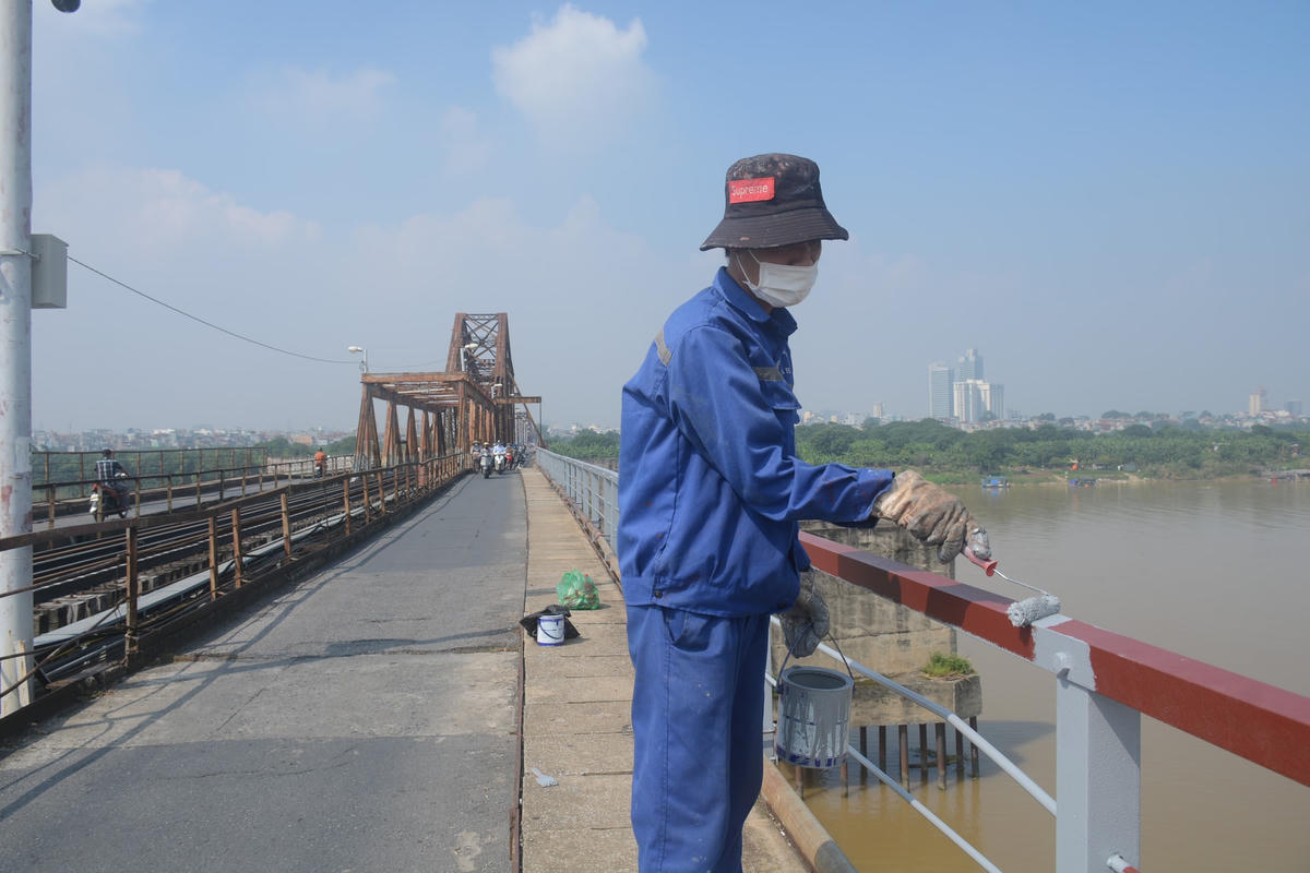 Công nhân làm việc trong thời tiết nắng nóng.