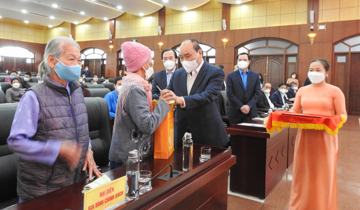 Chủ tịch nước Nguyễn Xuân Phúc thăm hỏi, tặng quà Tết Nhâm Dần cho đại diện hộ gia đình chính sách, người có công. Ảnh: Thanh Tùng.