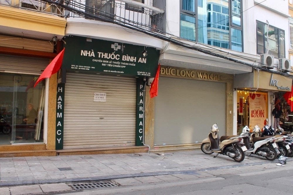 Cửa hàng nghỉ bán, đóng cửa hoặc sang nhượng, cho thuê lại mặt bằng trên phố Hàng Hòm vì doanh thu không đủ để chi trả phí thuê. (Ảnh: Minh Nghĩa/TTXVN).