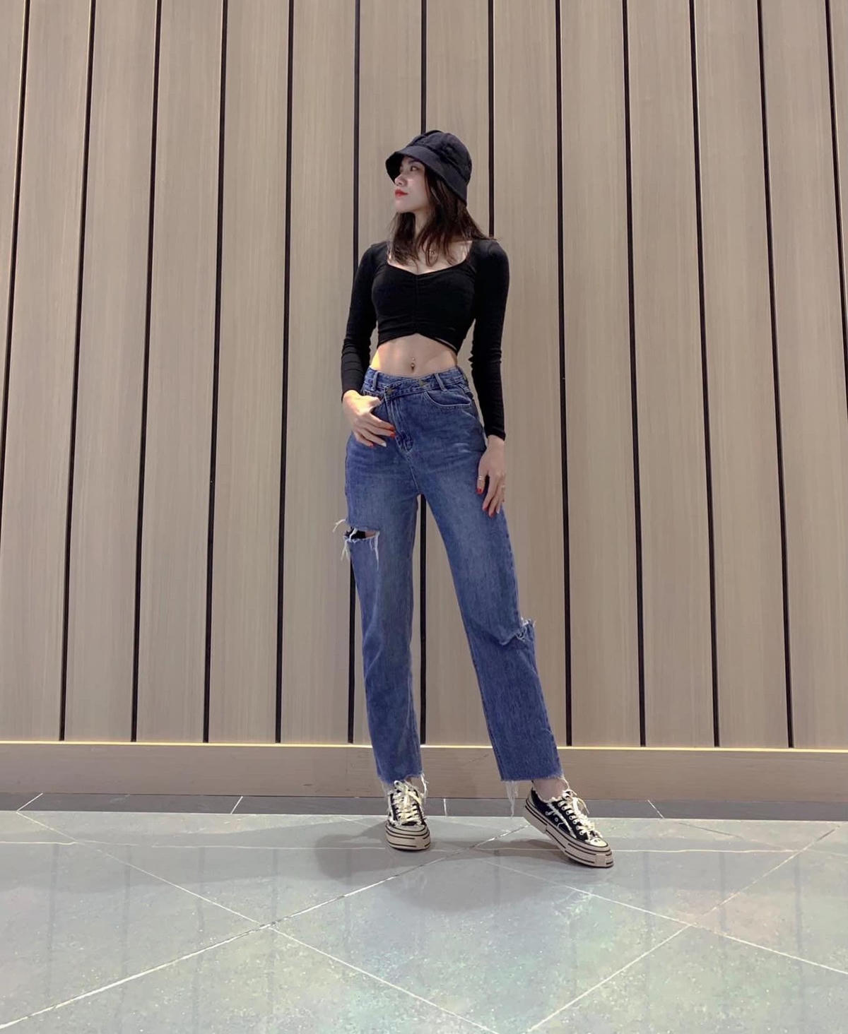 Hà Thị Phượng quê Hải Phòng, có chiều cao 1m69.