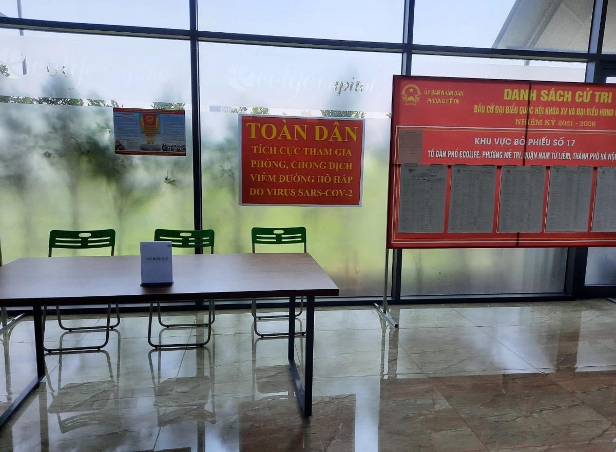 Công tác chuẩn bị bầu cử tại Khu vực bỏ phiếu số 17, phường Mễ Trì, quận Nam Từ Liêm (Hà Nội) đã được hoàn tất. Ảnh: SKĐS.