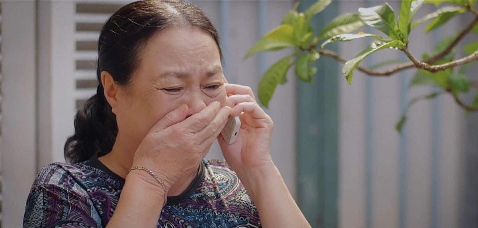 Bà Nga rơi nước mắt khi chứng kiến con gái phải chịu khổ. 
