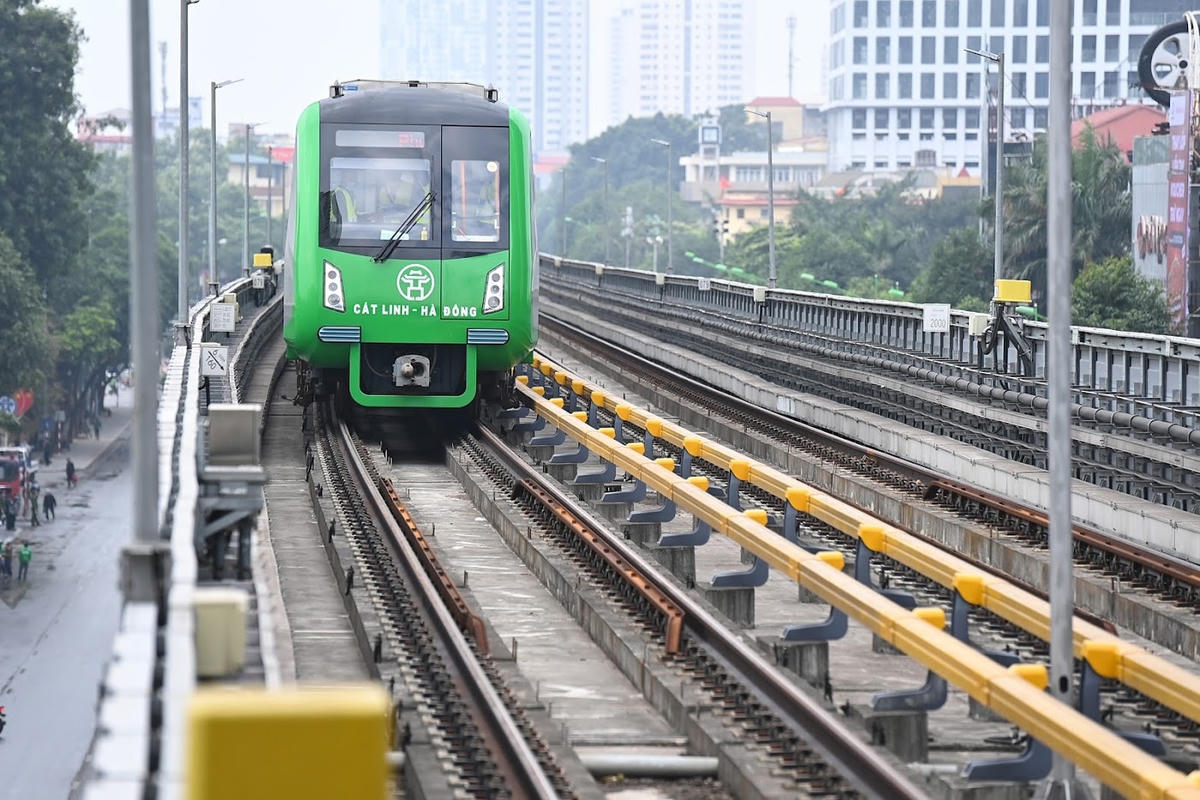 Tàu đường sắt Cát Linh - Hà Đông đang được chạy thử 15 ngày trước khi đưa vào khai thác.