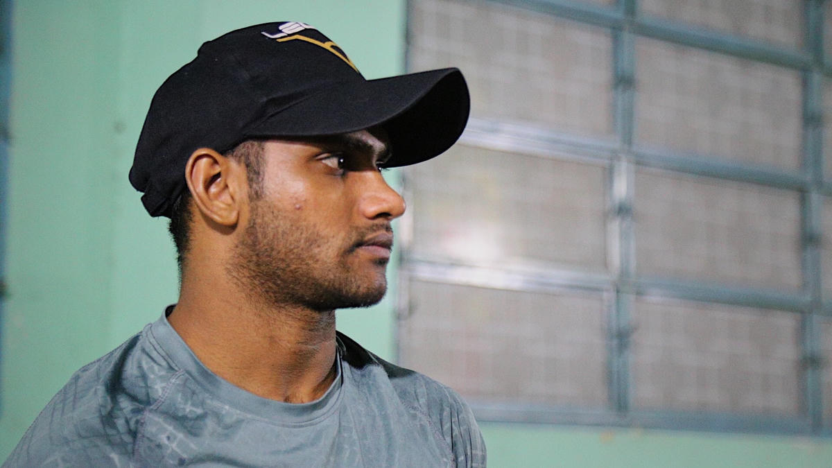 Bi hài: Bị kẹt lại do Covid-19, 5 người nước ngoài mưu sinh bằng nghề... dắt xe máy