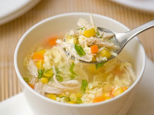 Trong ngày lạnh, tăng cường bữa ăn phụ bằng súp, cháo cho trẻ. (Ảnh minh hoạ)