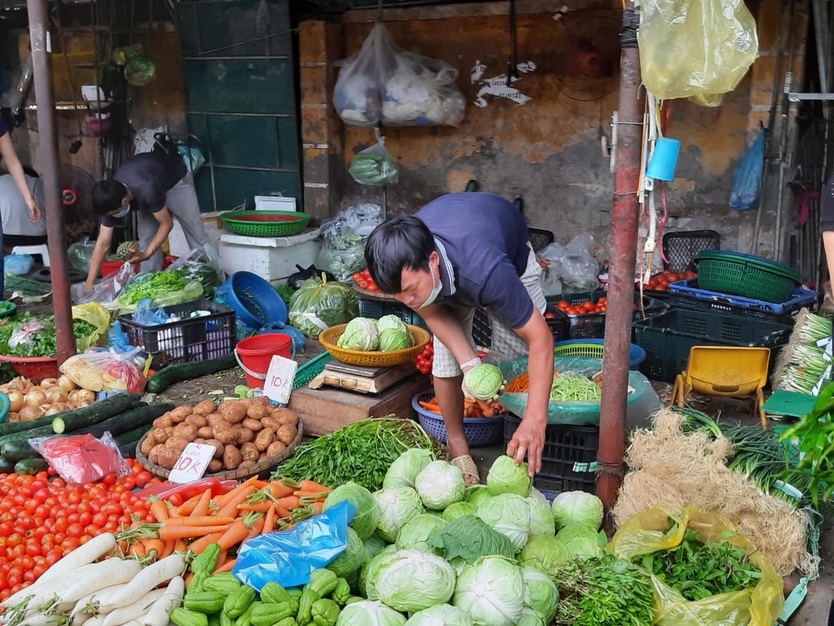 [ẢNH] Chợ tạm vẫn hoạt động, người dân còn lơ là chủ quan phòng dịch