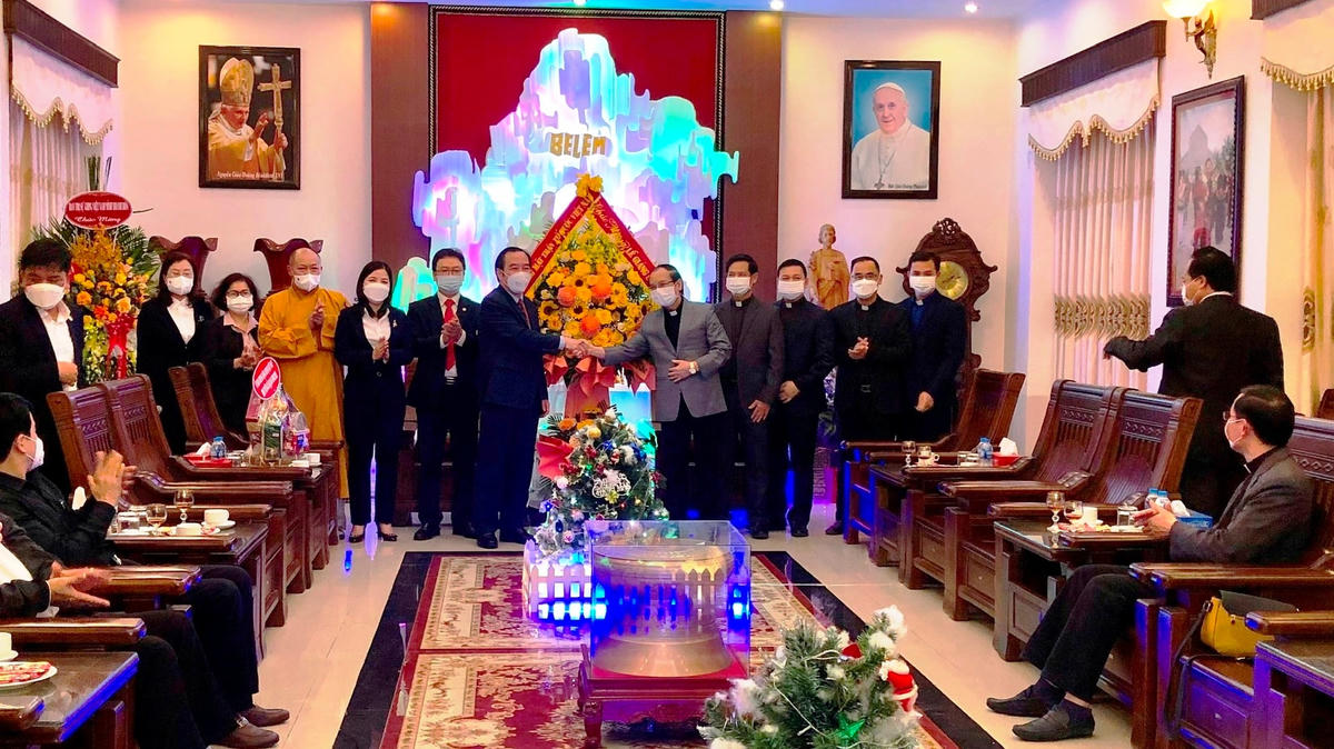 Ông Ngô Sách Thực, Phó Chủ tịch UBTƯ MTTQ Việt Nam đến thăm, chúc mừng chức sắc Công giáo nhân dịp Lễ Giáng sinh năm 2021 tại Tòa Giám mục Giáo phận Thanh Hóa.