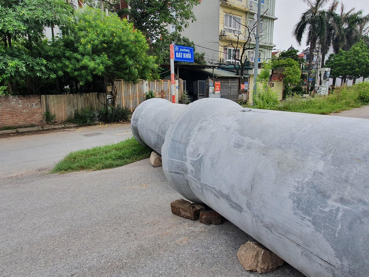 Chia sẻ với báo chí, ông Nguyễn Đức Hùng, Chủ tịch UBND phường Long Biên cho biết, do nhân lực đảm bảo việc quản lý tại các chốt không đủ nên chính quyền địa phương đã lập các chốt chặn "cứng" bằng gạch, ống cống, thùng container... để đảm bảo việc hạn chế người dân ra đường. Đây cũng là phương án tạm thời nhằm đảm bảo công tác phòng chống dịch Covid-19.